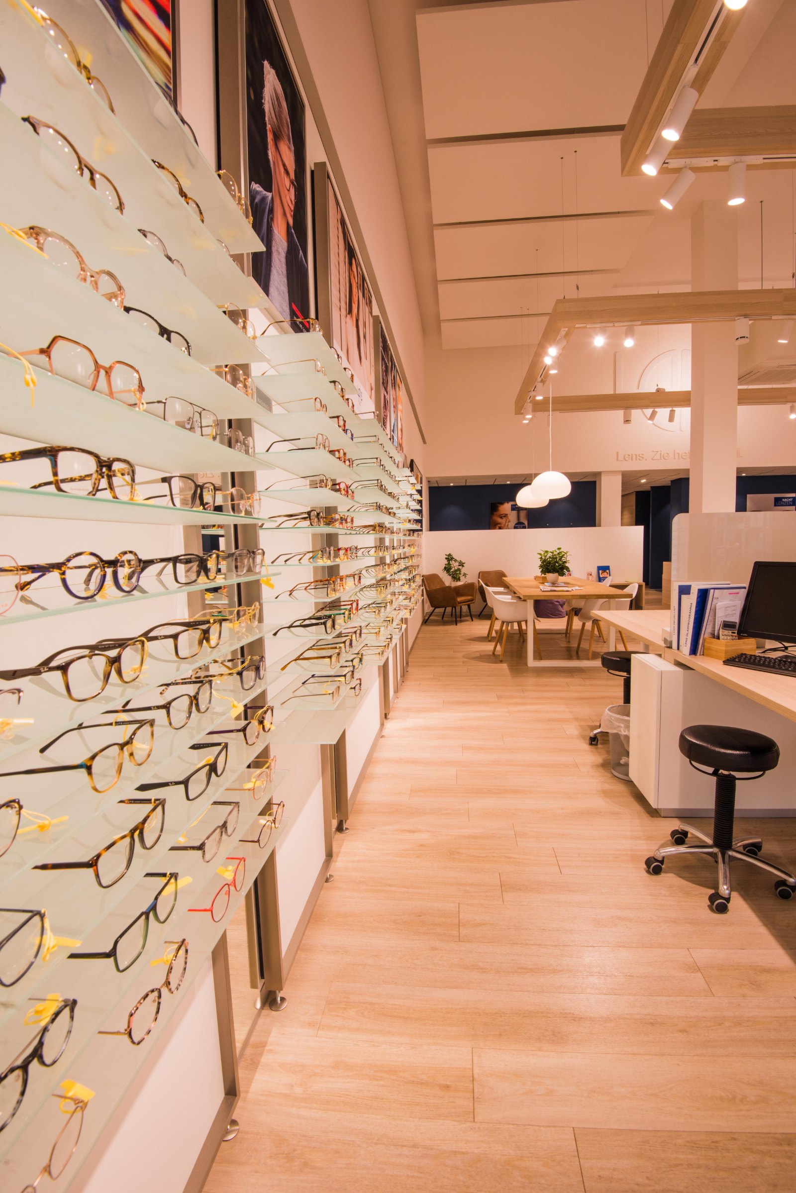 Brillenwand in een Lens winkel